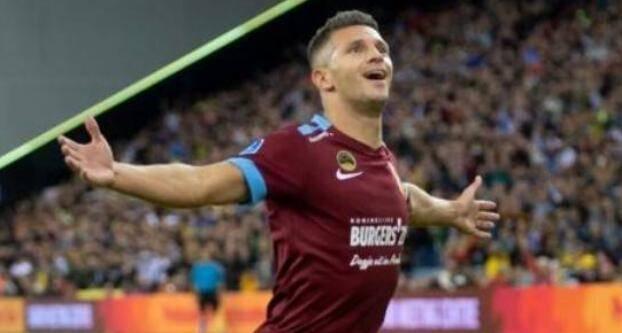 都将目光锁 都将目光锁